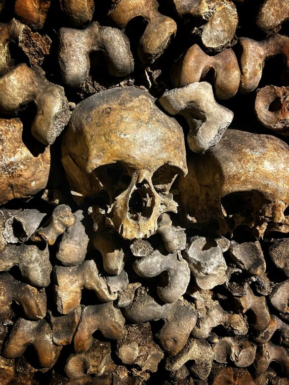 Snapseed(8)– Que faire à Paris en couple ou entre amis : Les catacombes de Paris