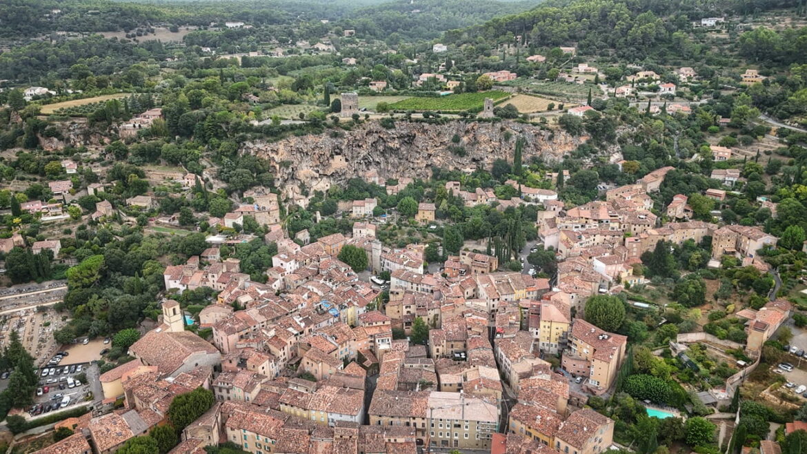 dji_fly_20260828_121838_0179_1787948309365_photo_SnapseedCopy Que faire à Cotignac et ses alentours : nos incontournables