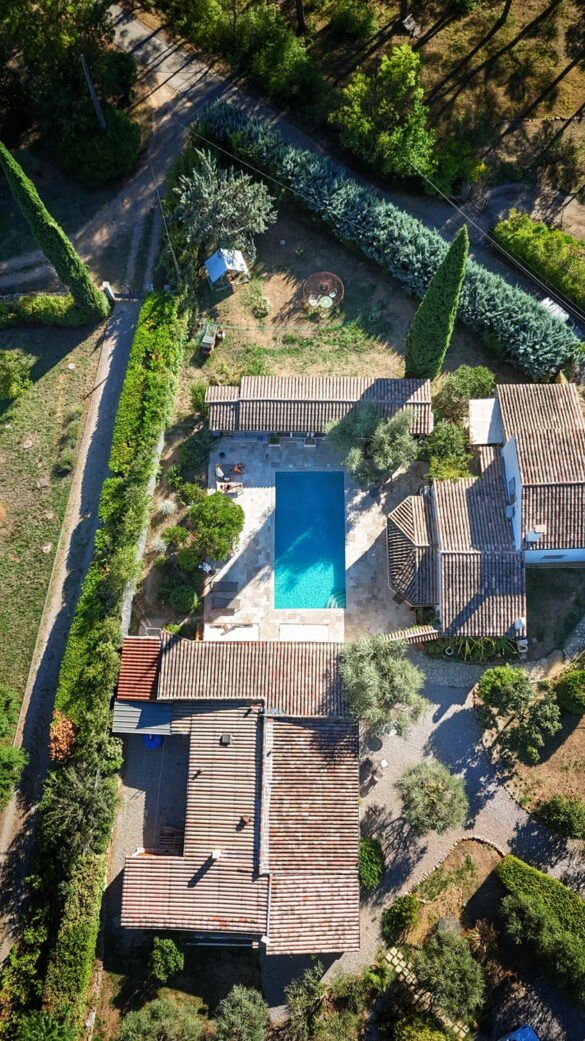dji_fly_20260829_174100_0277_1788023781955_photo_SnapseedCopy Que faire à Cotignac et ses alentours : nos incontournables